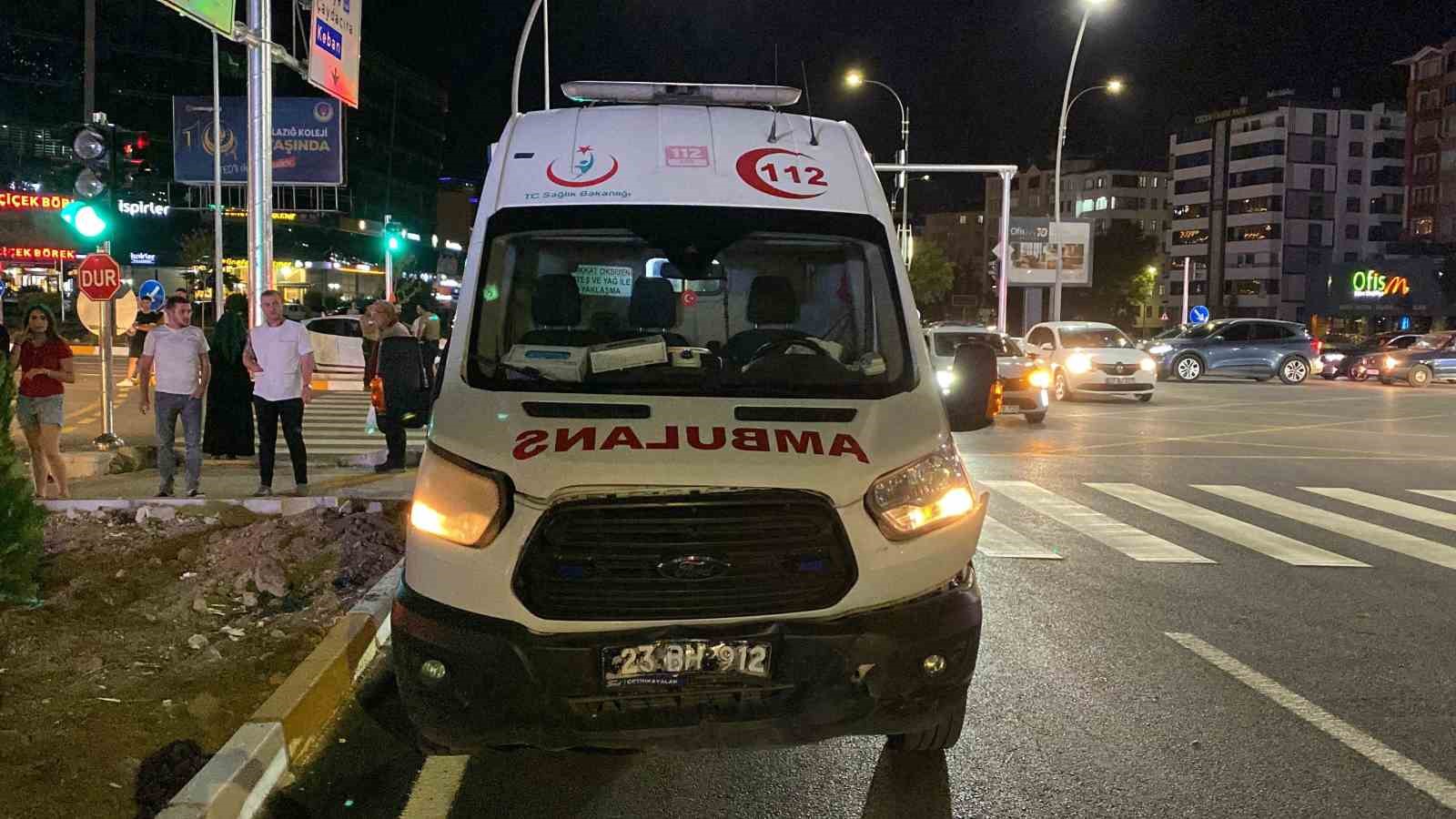 Elazığ’da ambulans otomobille çarpıştı: 3 yaralı 