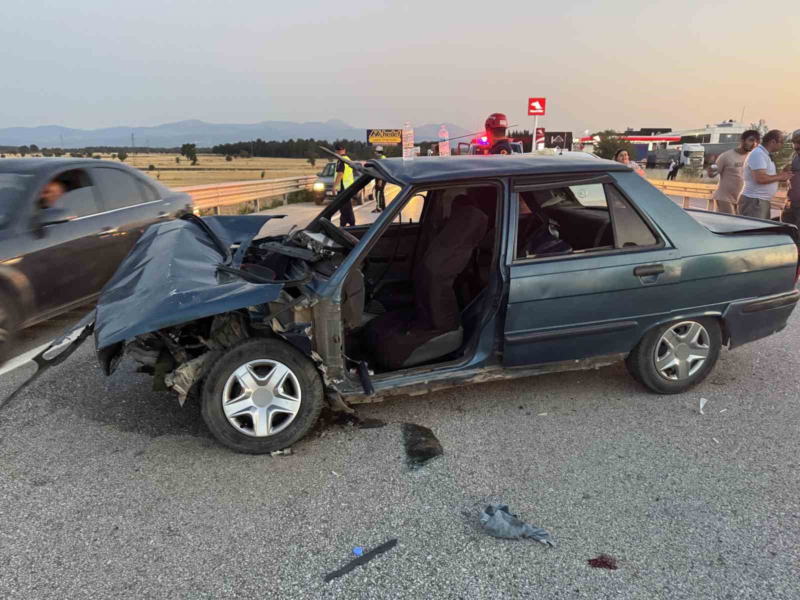 Kastamonu’da otomobil bariyerlere çarptı: 2’si ağır 5 yaralı 