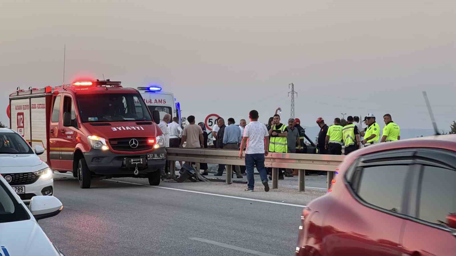 Kastamonu’da otomobil bariyerlere çarptı: 2’si ağır 5 yaralı 
