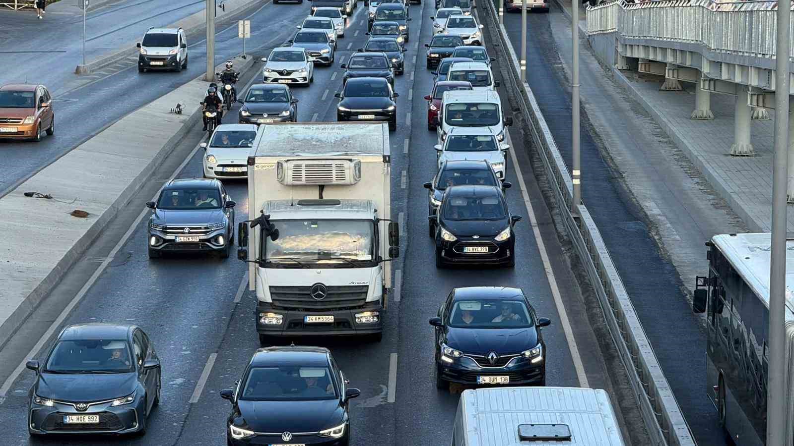 Okullarda uyum haftası başladı, İstanbul’da trafik yoğunluğu oluştu 