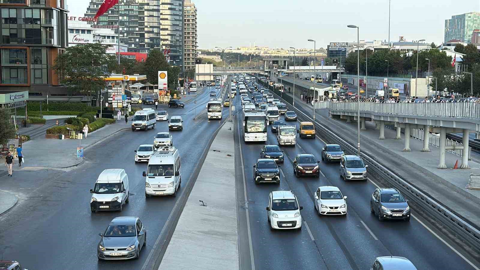 Okullarda uyum haftası başladı, İstanbul’da trafik yoğunluğu oluştu 