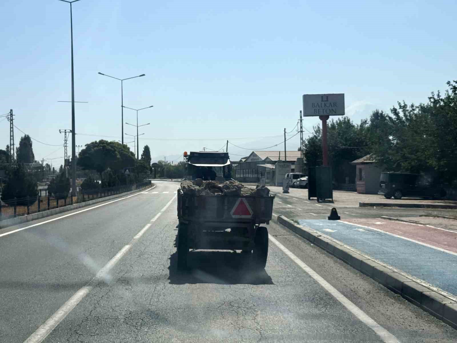 Seyir halindeki traktörün römork lastikleri korkuttu