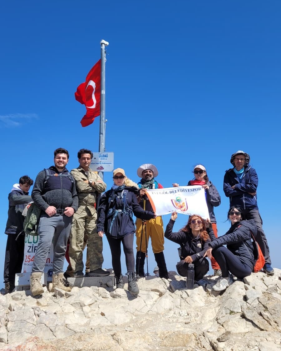 Zaferi zirvede kutladılar 
