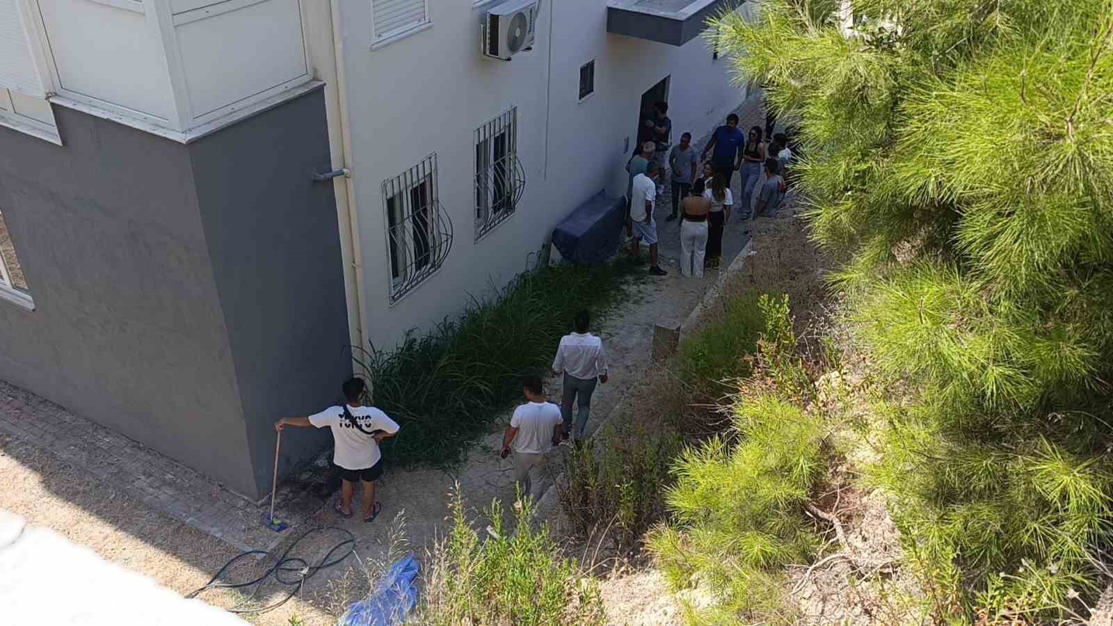 Evde unuttuğu anahtar sonu oldu, çatıdan balkona hortumla inmek isterken hayatını kaybetti 