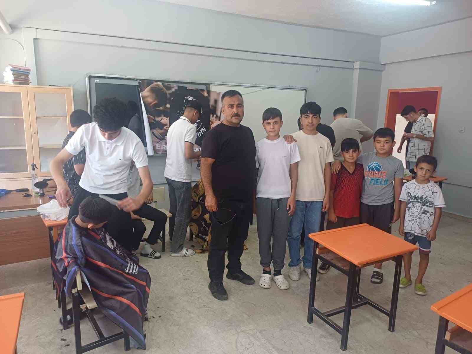 Dadaloğlu’nda öğrenciler ücretsiz tıraş edildi 