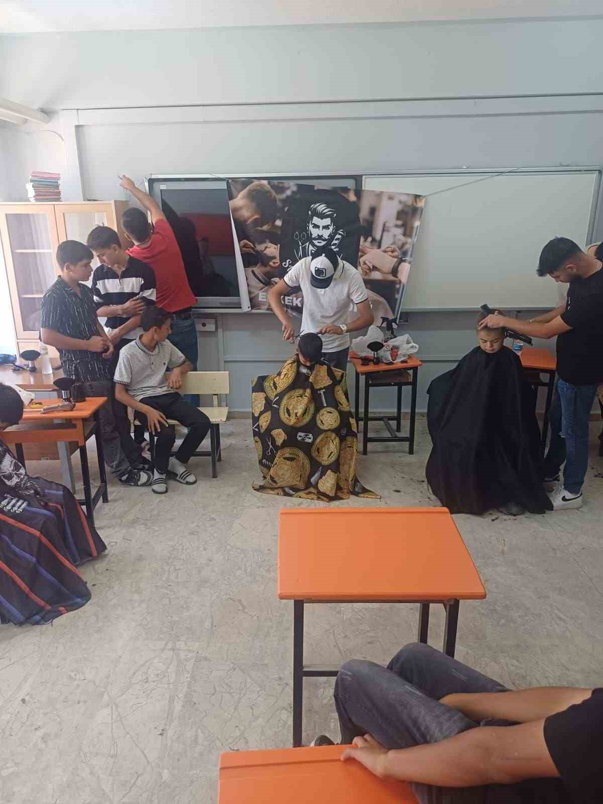 Dadaloğlu’nda öğrenciler ücretsiz tıraş edildi 