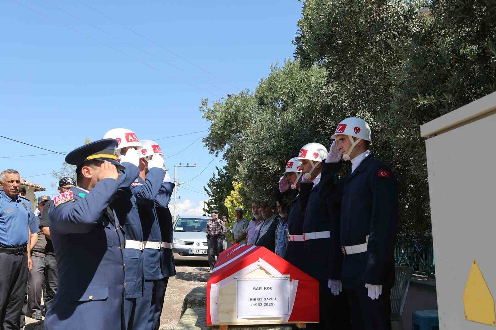 Kıbrıs Gazisi Rafi Koç, askeri törenle son yolculuğuna uğurlandı 