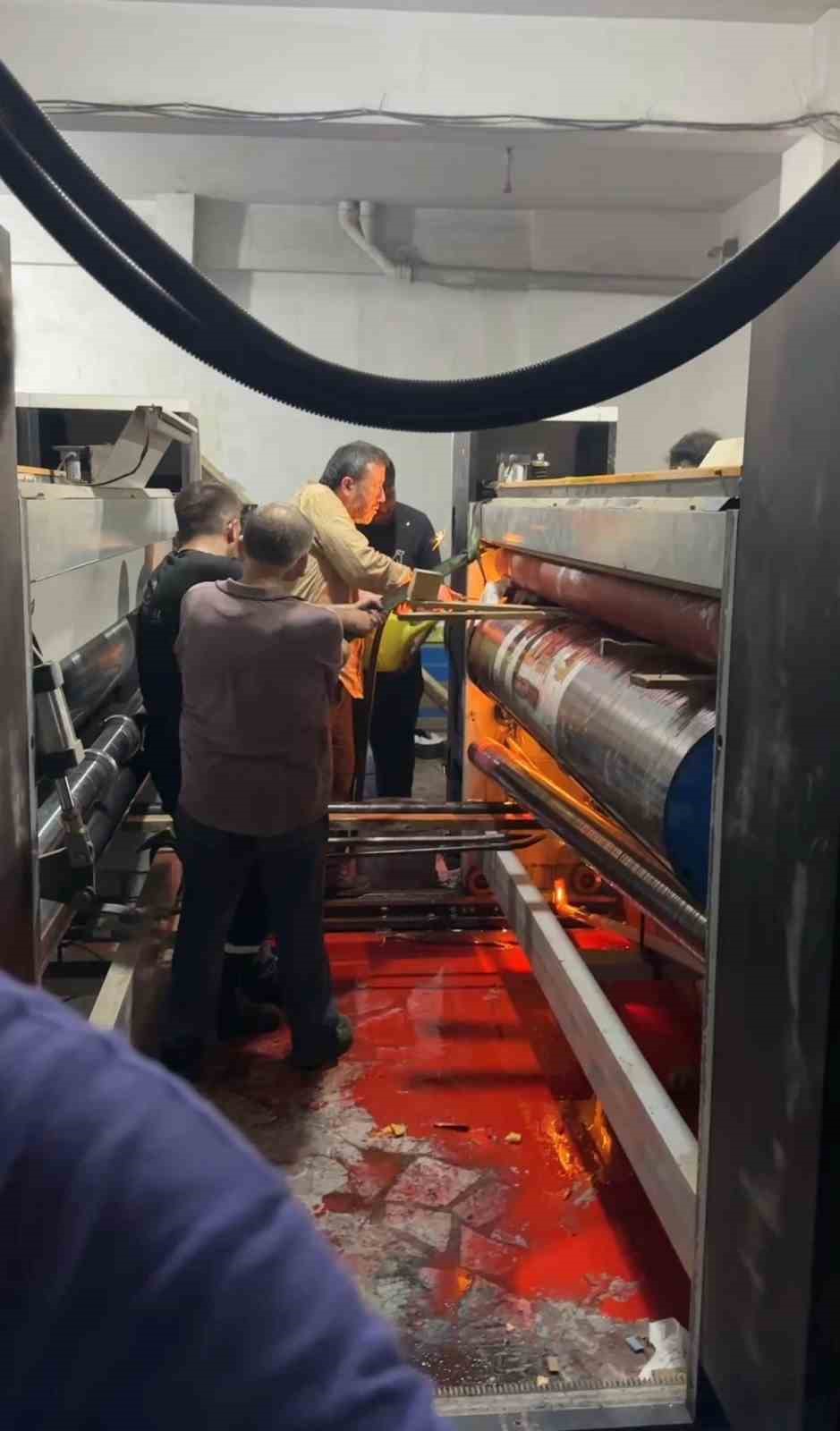 Ataşehir’de elini makineye sıkıştırdı: Bir buçuk saatlik çalışmayla kurtarıldı 