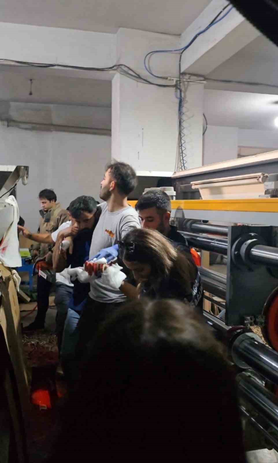 Ataşehir’de elini makineye sıkıştırdı: Bir buçuk saatlik çalışmayla kurtarıldı 