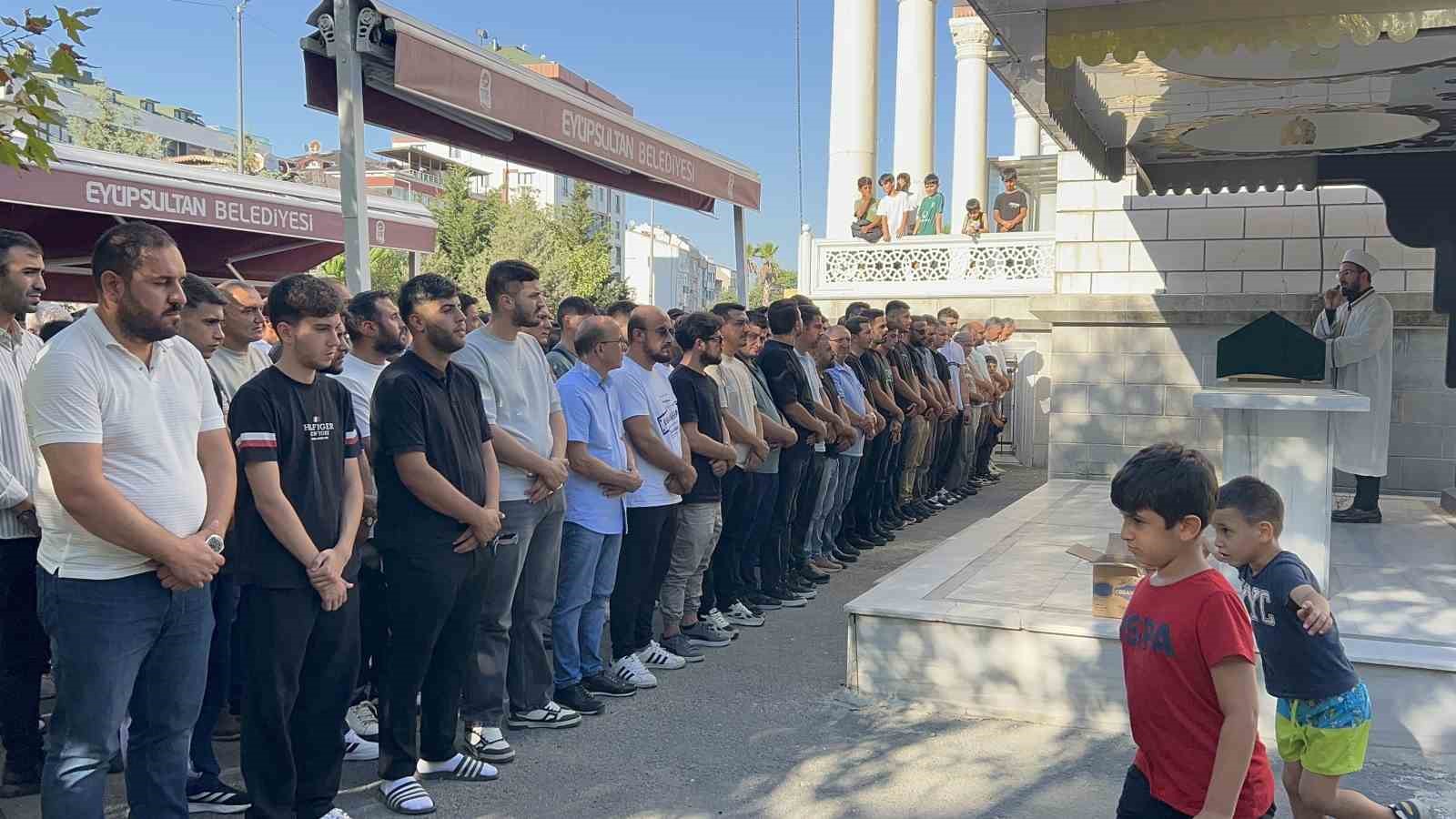 Eyüpsultan’da öldürülen 20 yaşındaki genç son yolculuğuna uğurlandı 