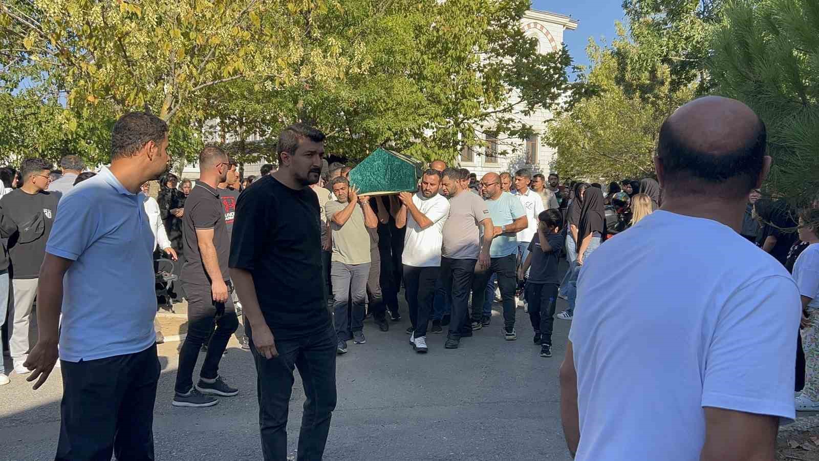 Eyüpsultan’da öldürülen 20 yaşındaki genç son yolculuğuna uğurlandı 
