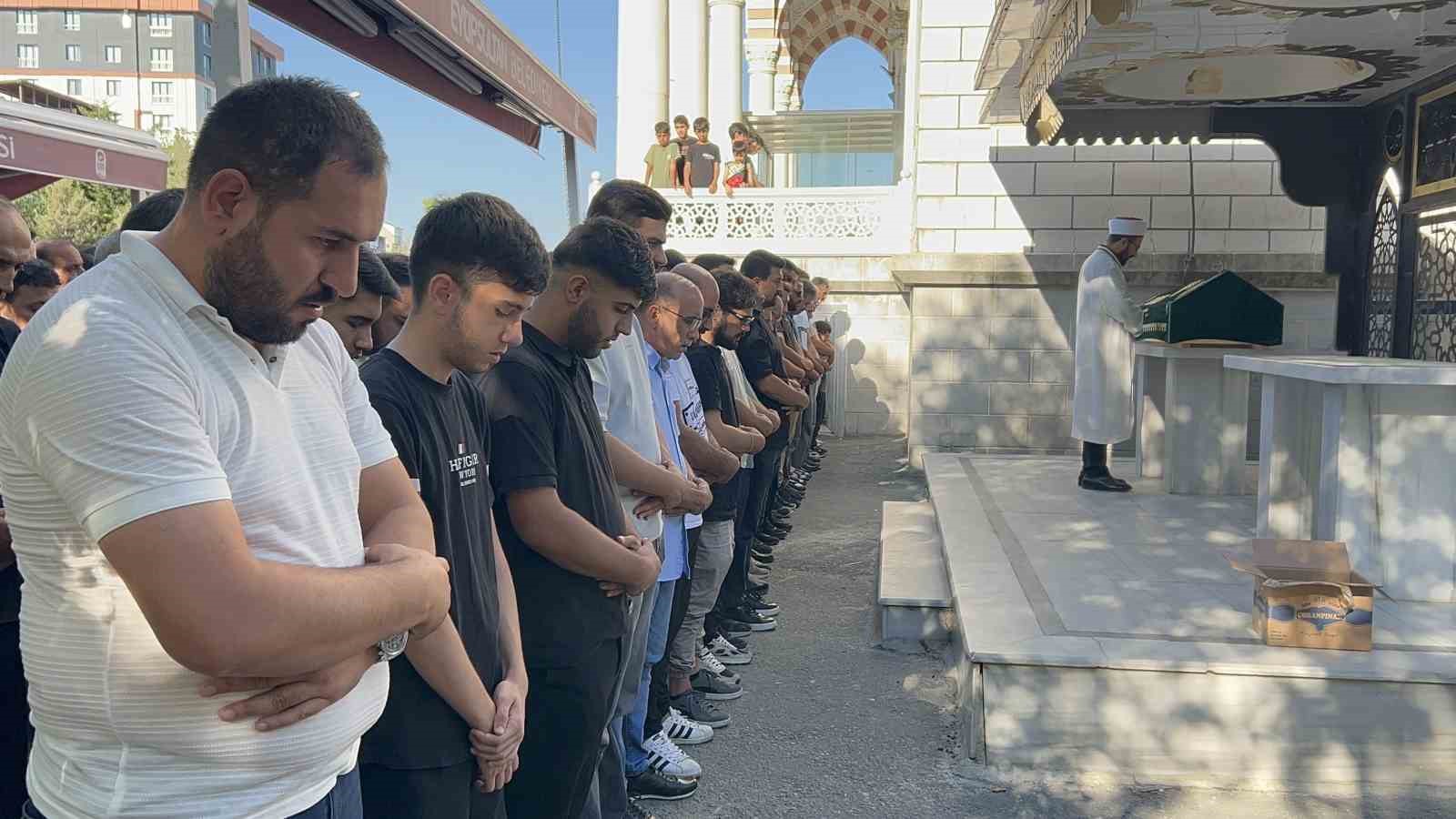 Eyüpsultan’da öldürülen 20 yaşındaki genç son yolculuğuna uğurlandı 