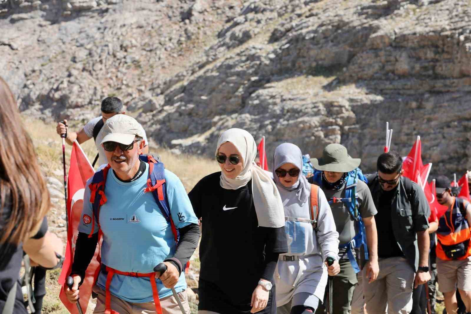 Zafer Bayramı’nın 103. yılında Niğde’nin Pilotkaya Zirvesi’ne anlamlı tırmanış 