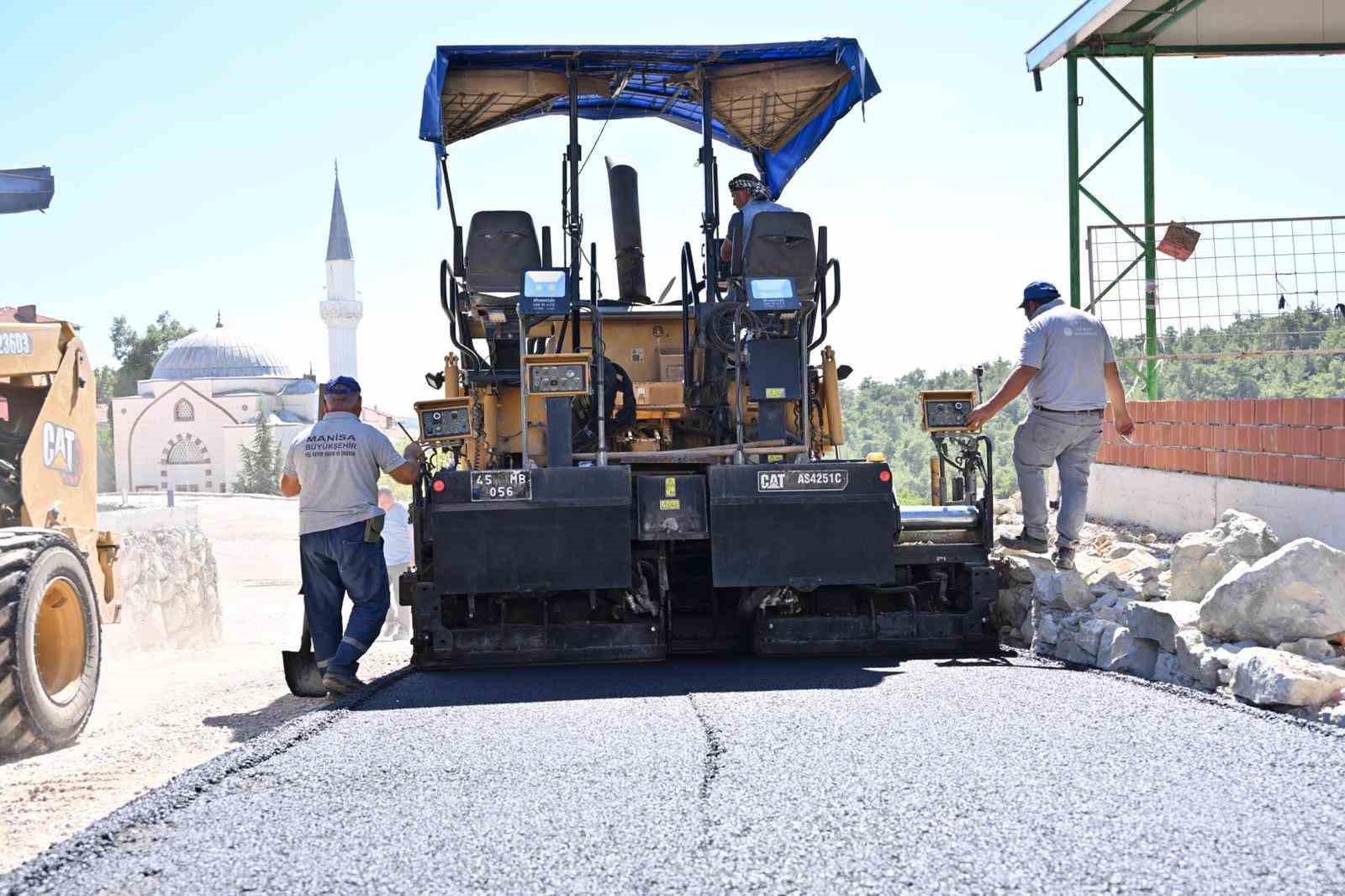 Gördes’te pazar yeri asfaltlanarak modern hale getirildi 