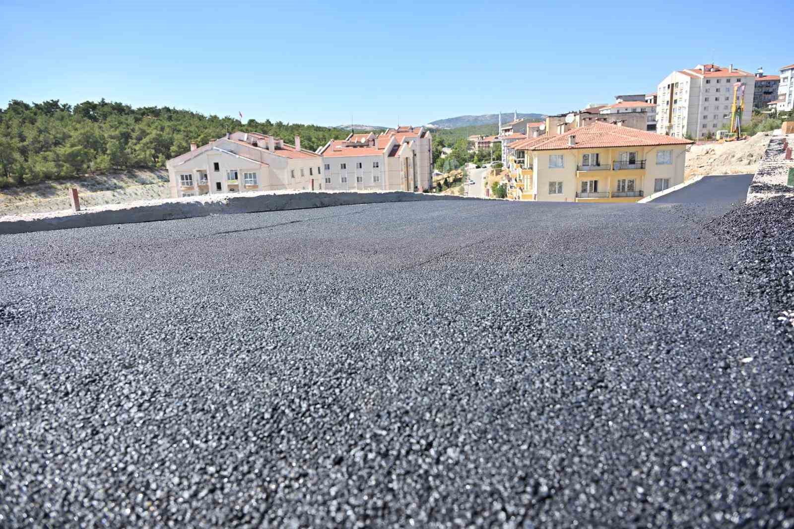 Gördes’te pazar yeri asfaltlanarak modern hale getirildi 