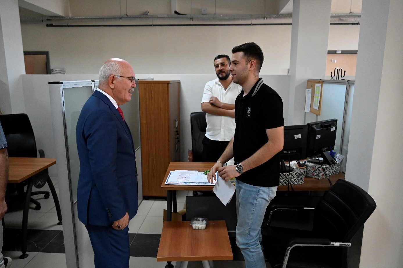 Rektör Savaş kayıt yaptıran yeni öğrencilerin heyecanına ortak oldu 