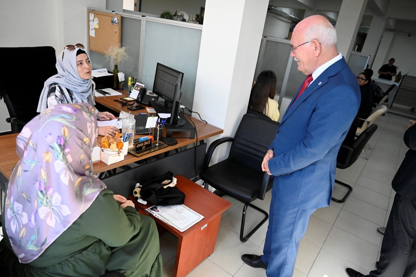 Rektör Savaş kayıt yaptıran yeni öğrencilerin heyecanına ortak oldu 