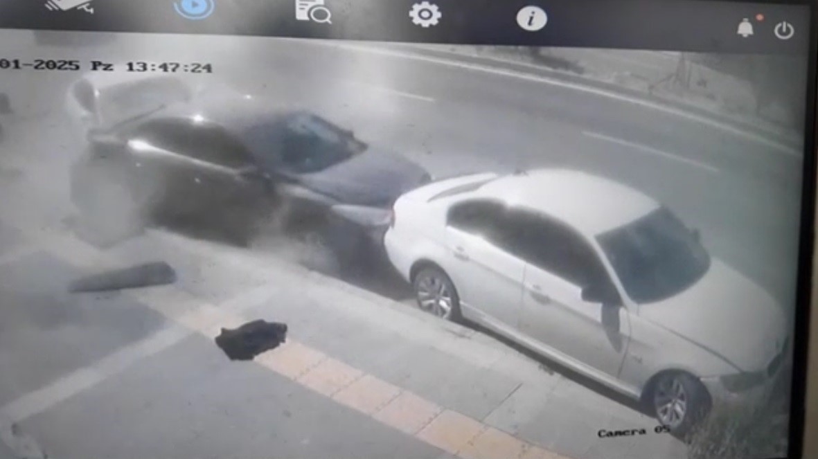 Kars’ta fren yerine gaza basan sürücü 4 araca çarptı 