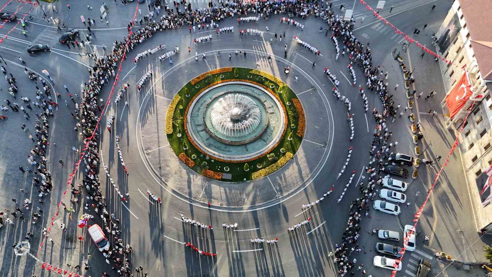 Aynı anda bin 58 kişi halay çekti, tarihi meydanda eşsiz görüntüler oluştu 