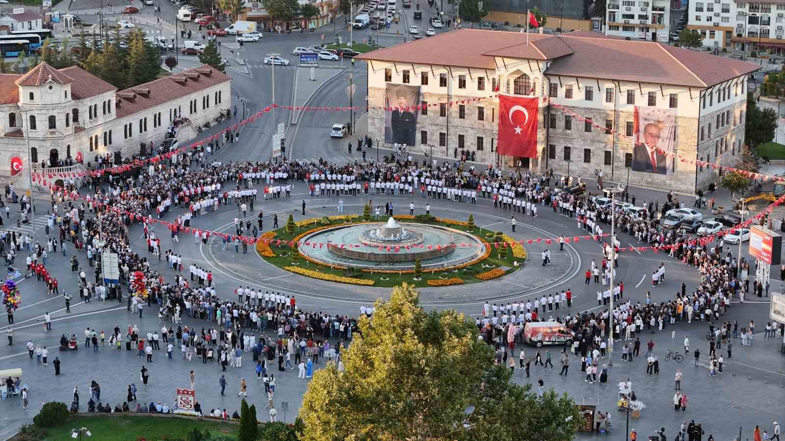 Aynı anda bin 58 kişi halay çekti, tarihi meydanda eşsiz görüntüler oluştu 