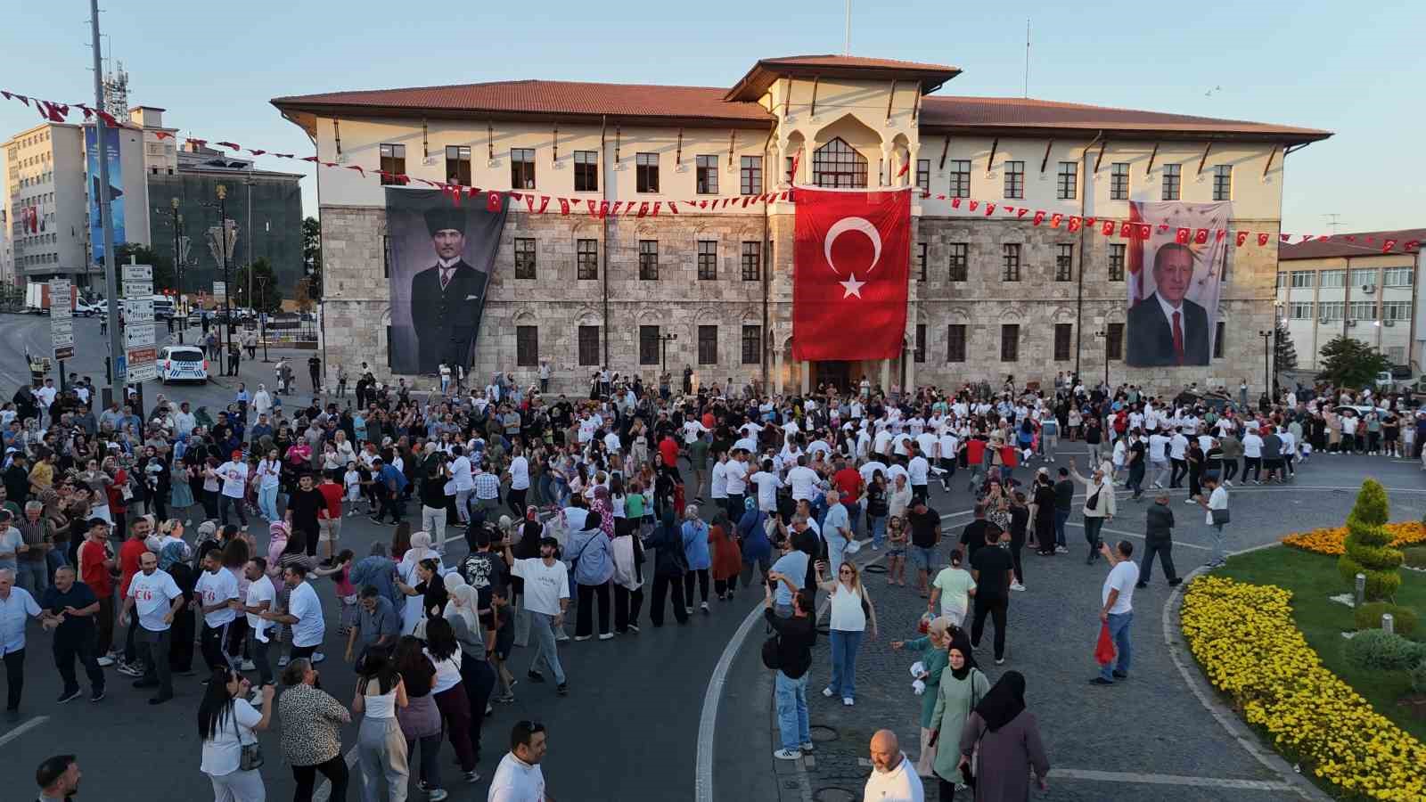 Aynı anda bin 58 kişi halay çekti, tarihi meydanda eşsiz görüntüler oluştu 