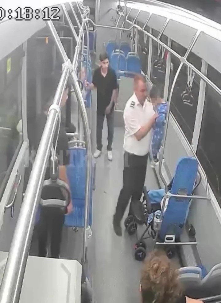 Nefes alamayan çocuğu otobüs şoförü hayata döndürdü 