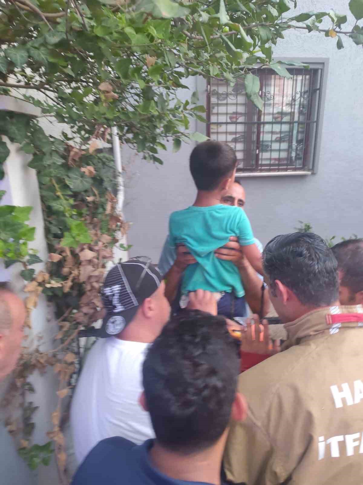 Demir korkuluklara sıkışan çocuk kurtarıldı 