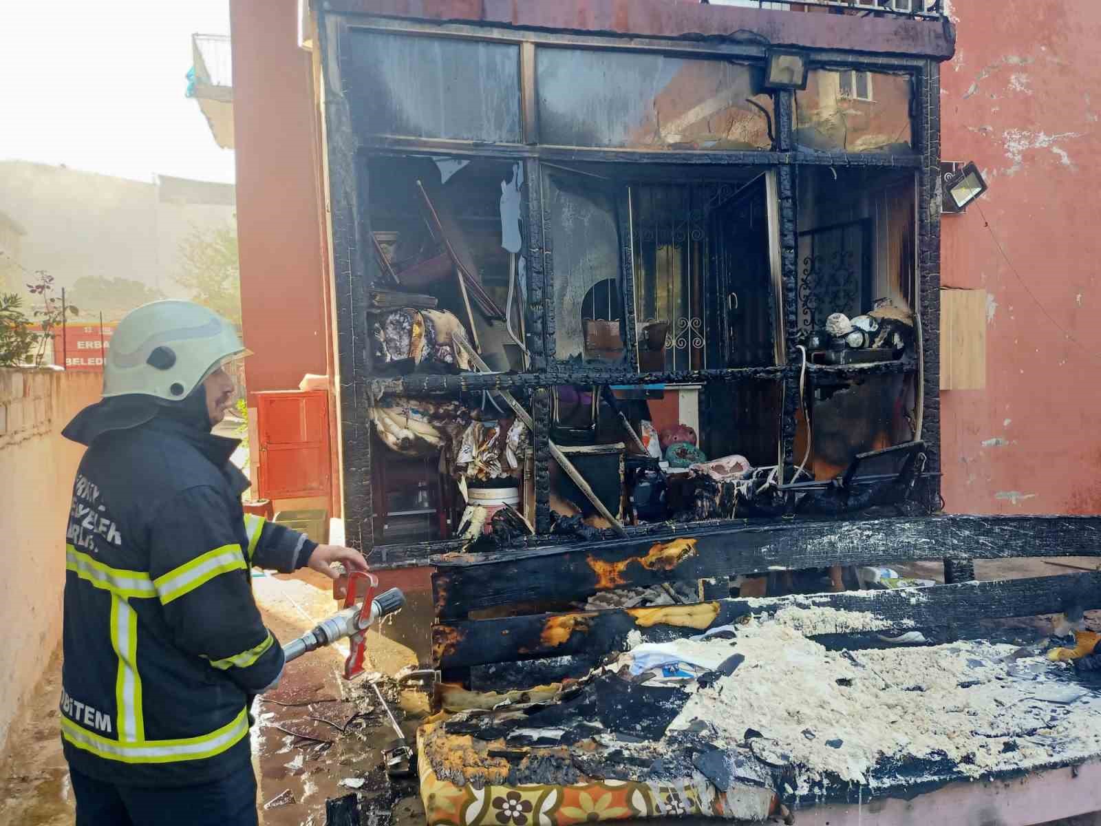 Balkonda çıkan yangın eşyaları küle çevirdi 