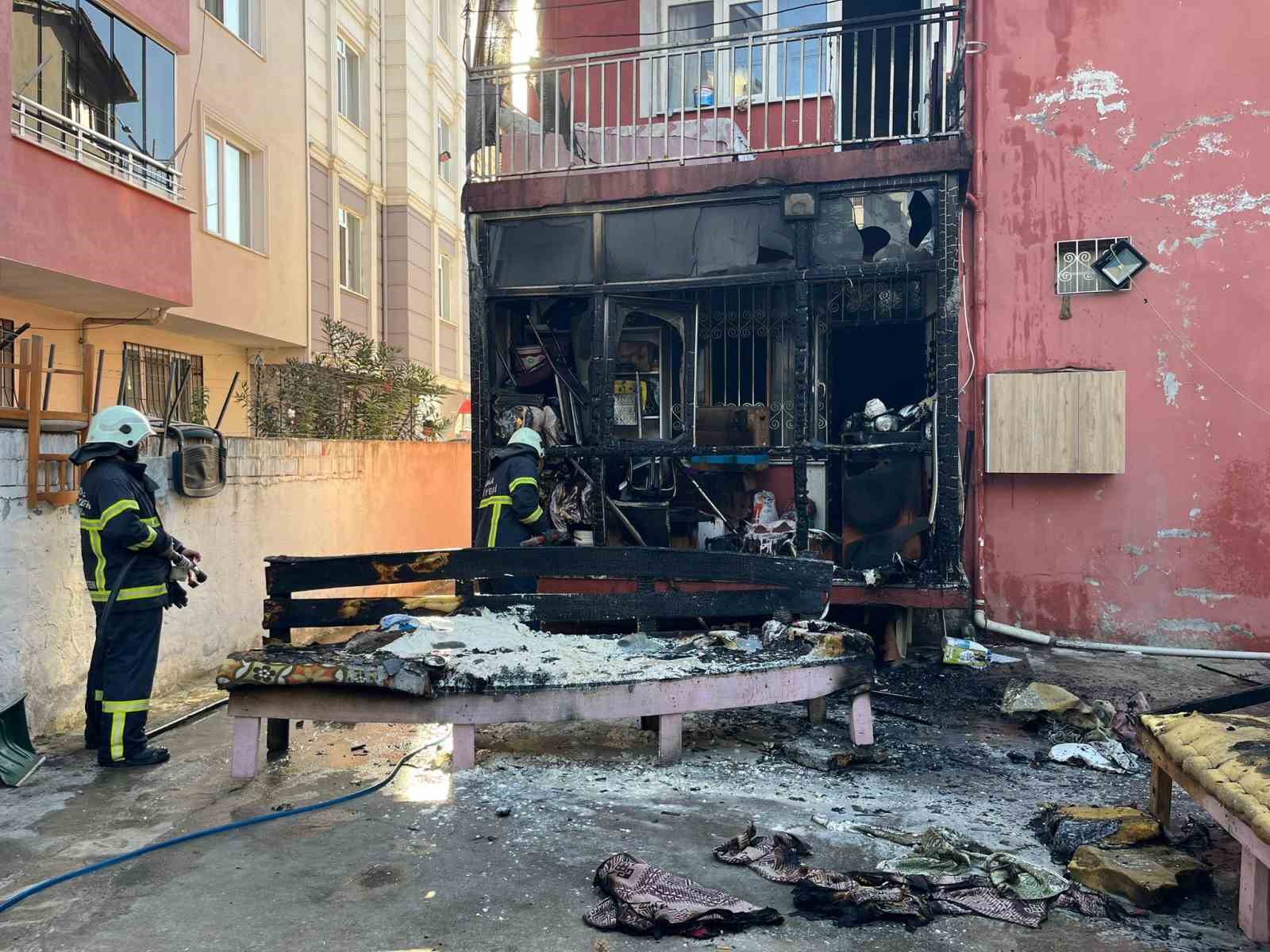 Balkonda çıkan yangın eşyaları küle çevirdi 