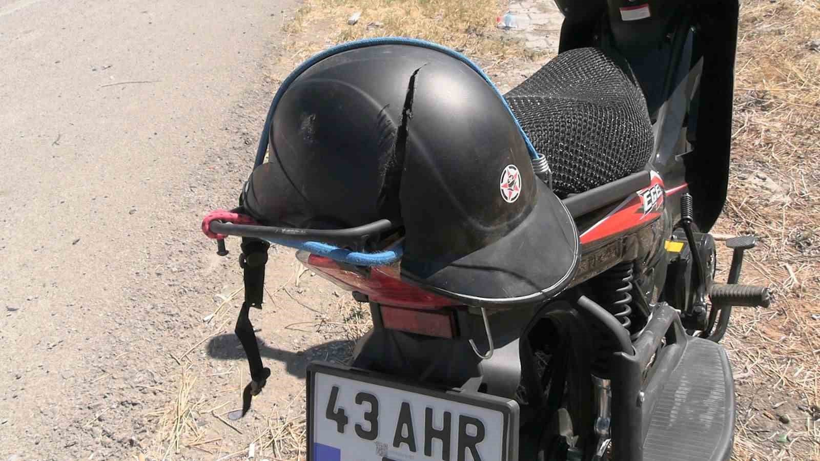 Tavşanlı’da motosiklet kazası, sürücü kask sayesinde ölümden öndü 