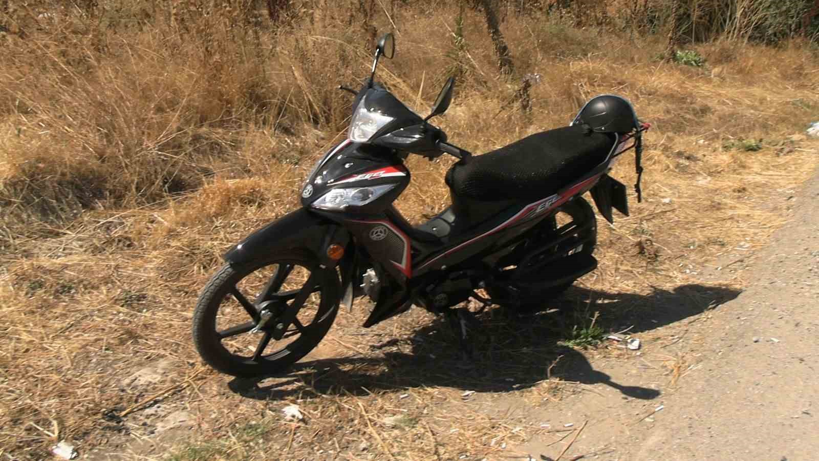 Tavşanlı’da motosiklet kazası, sürücü kask sayesinde ölümden öndü 