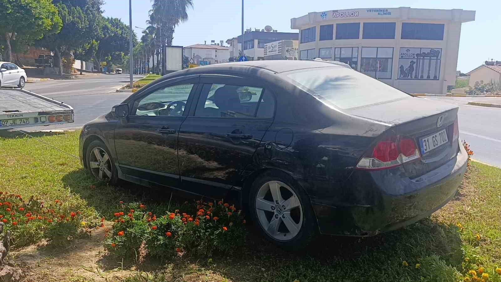 Kaza yapan otomobil refüje çıkarak durabildi 