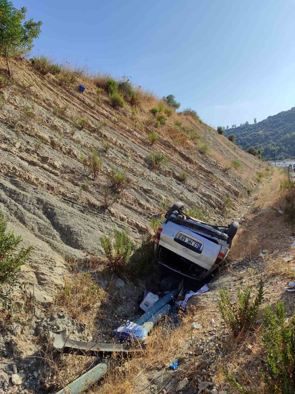 Antalya’da otomobil şarampole devrildi: 3 yaralı 