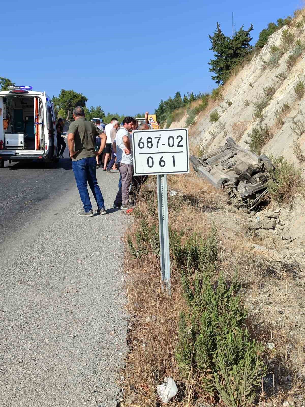 Antalya’da otomobil şarampole devrildi: 3 yaralı 