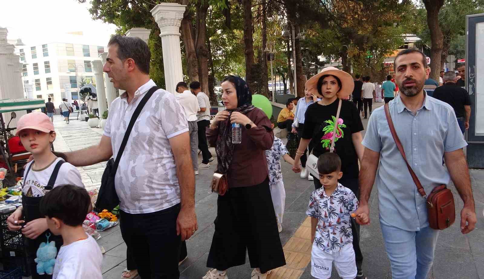 İranlı turistler Van esnafının yüzünü güldürdü 