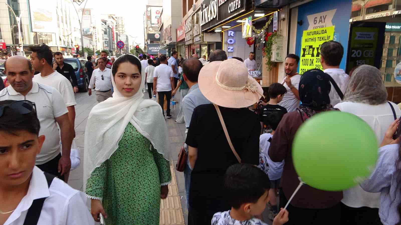 İranlı turistler Van esnafının yüzünü güldürdü 