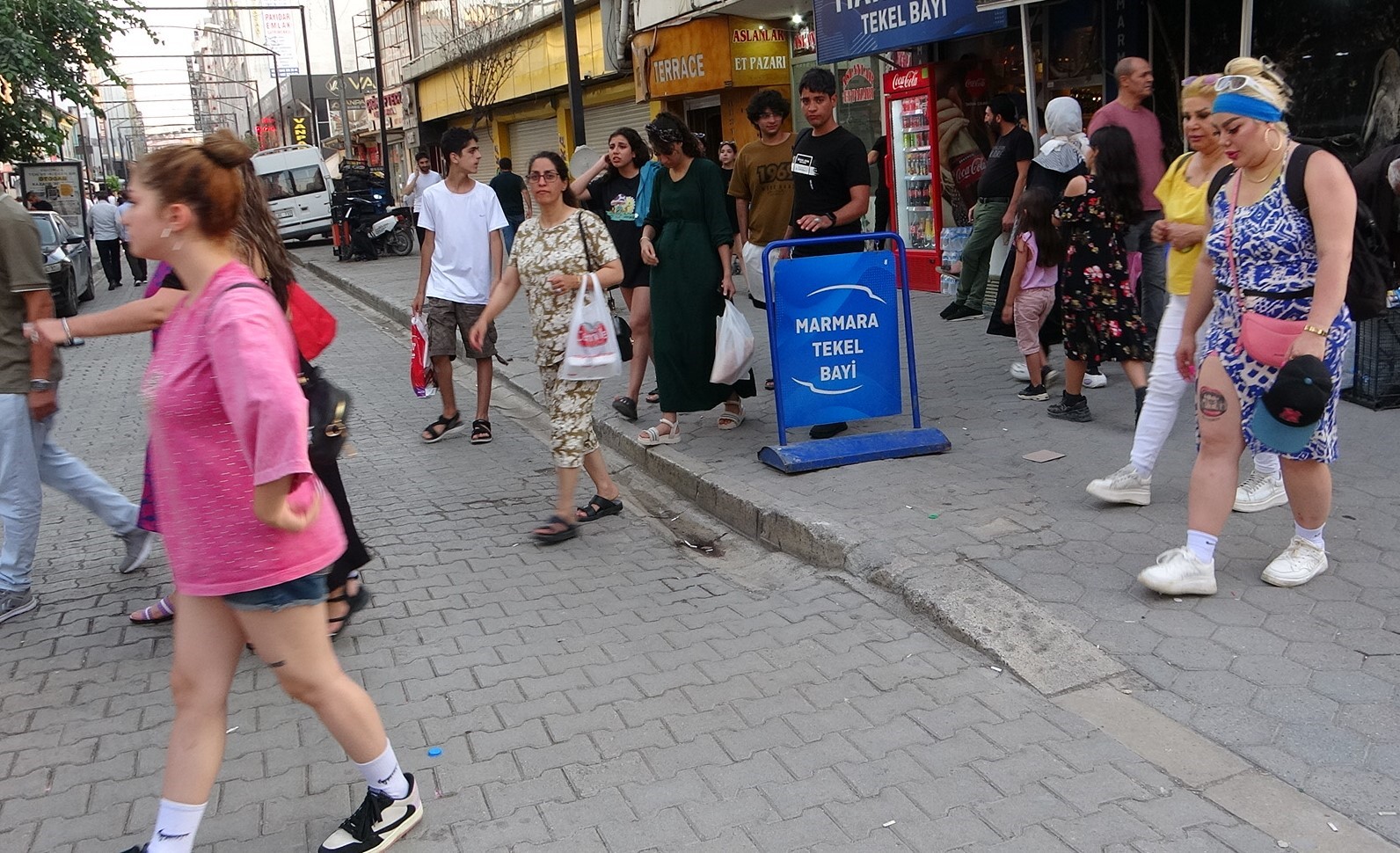 İranlı turistler Van esnafının yüzünü güldürdü 