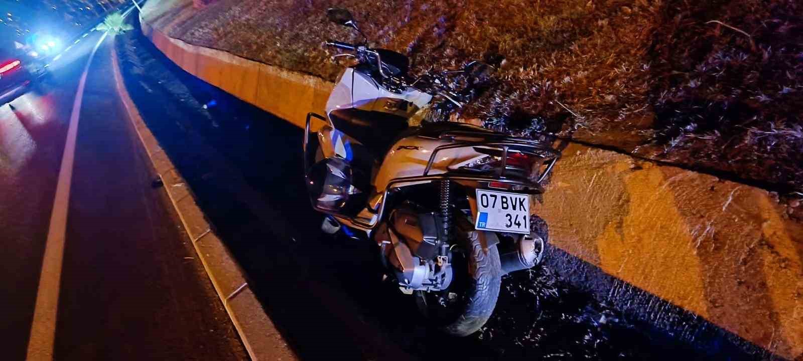 Otomobil yayaya yol vermek için duran motosiklete çarptı: 1 yaralı