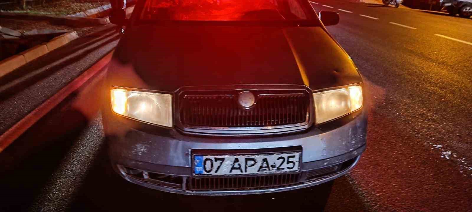 Otomobil yayaya yol vermek için duran motosiklete çarptı: 1 yaralı 