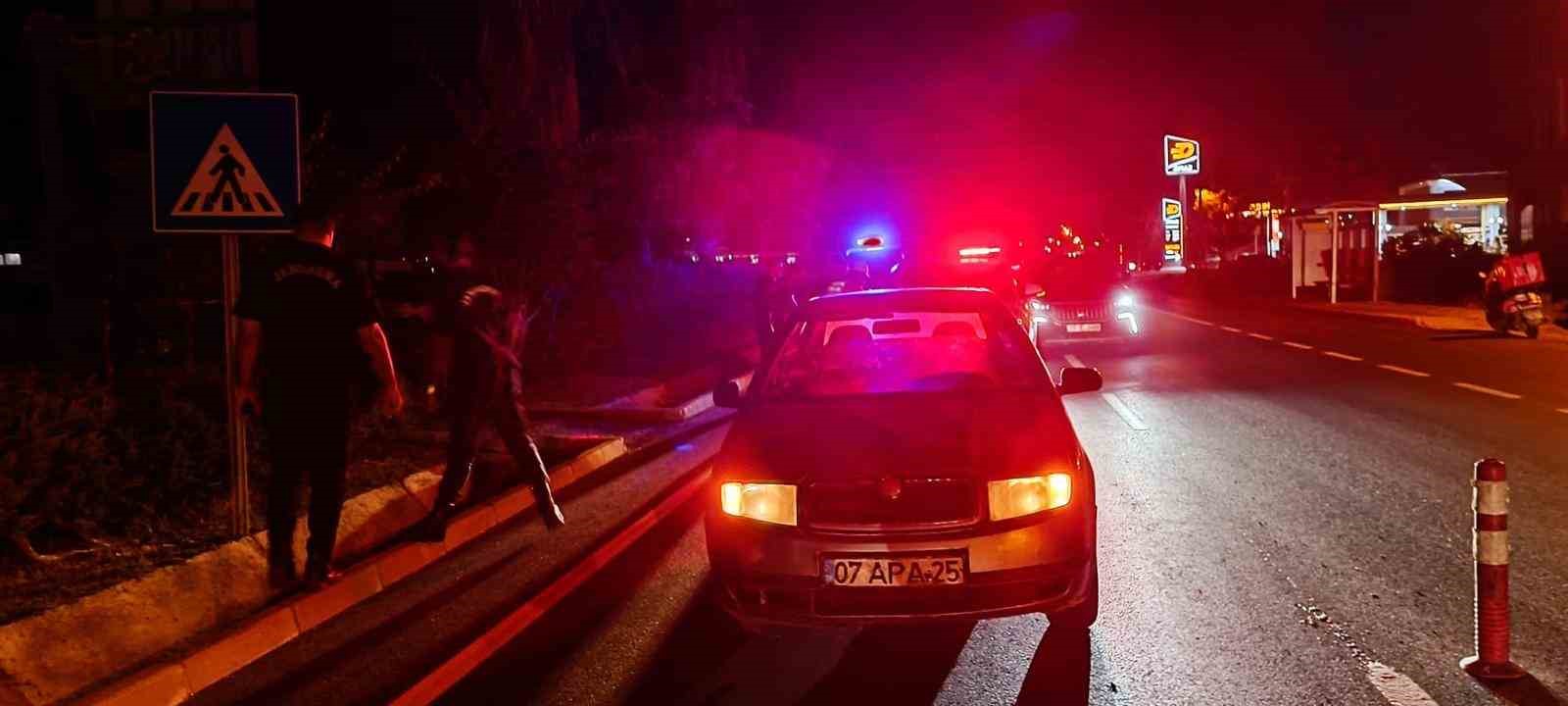 Otomobil yayaya yol vermek için duran motosiklete çarptı: 1 yaralı 
