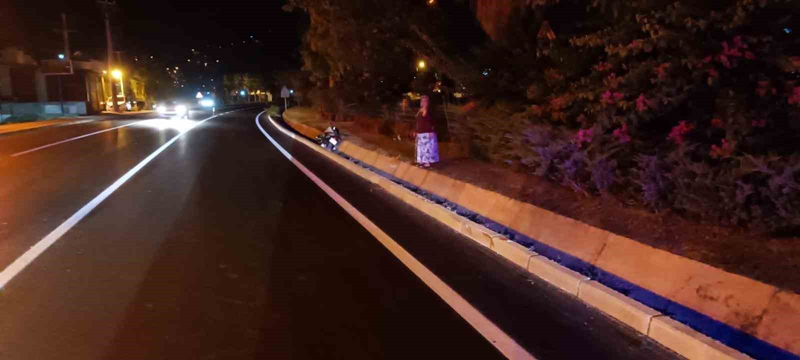 Otomobil yayaya yol vermek için duran motosiklete çarptı: 1 yaralı 