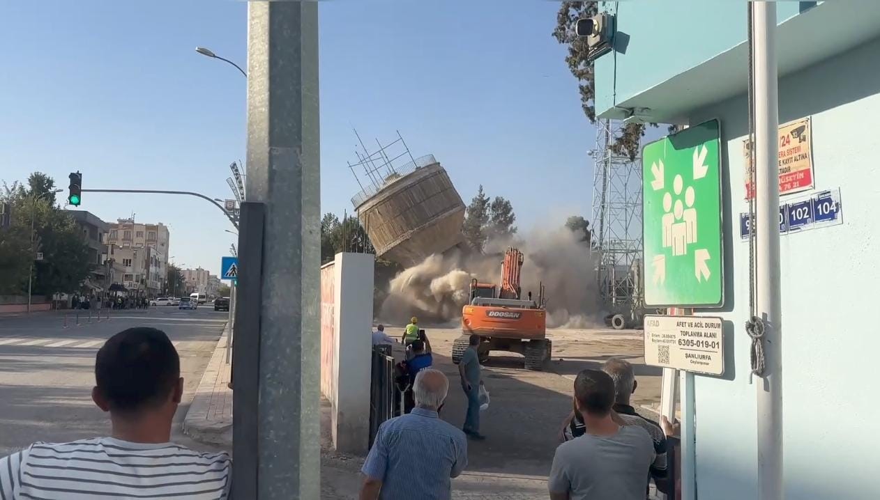 Şanlıurfa’da evlenmek ya da iş isteyenlerin çıktığı yarım asırlık su kulesi yıkıldı 