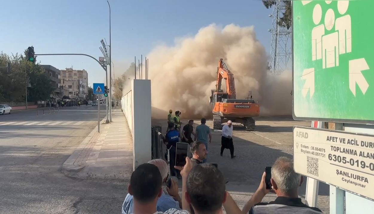 Şanlıurfa’da evlenmek ya da iş isteyenlerin çıktığı yarım asırlık su kulesi yıkıldı 