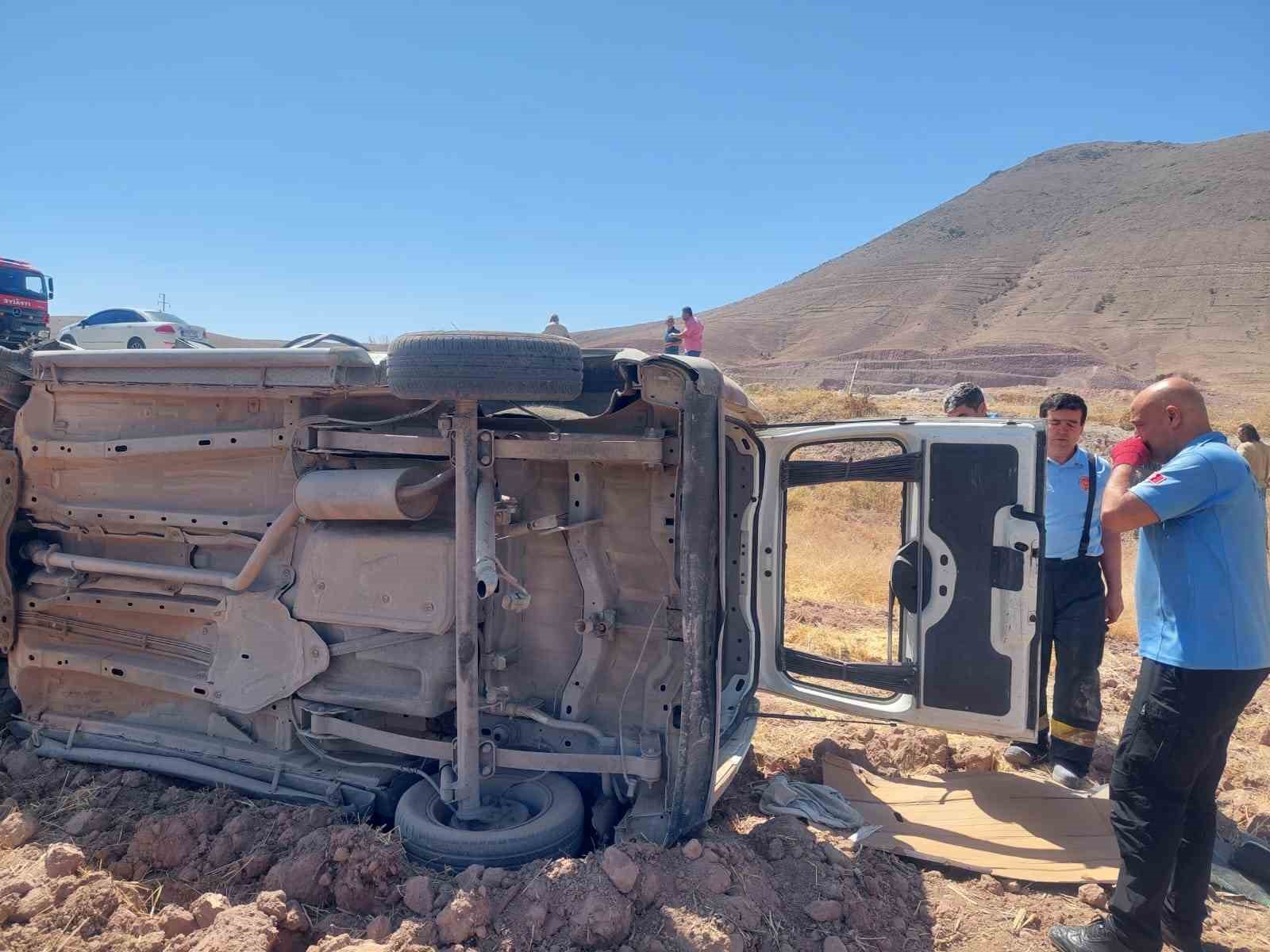 Karaman’da minibüs tarlaya takla attı: 1 yaralı 