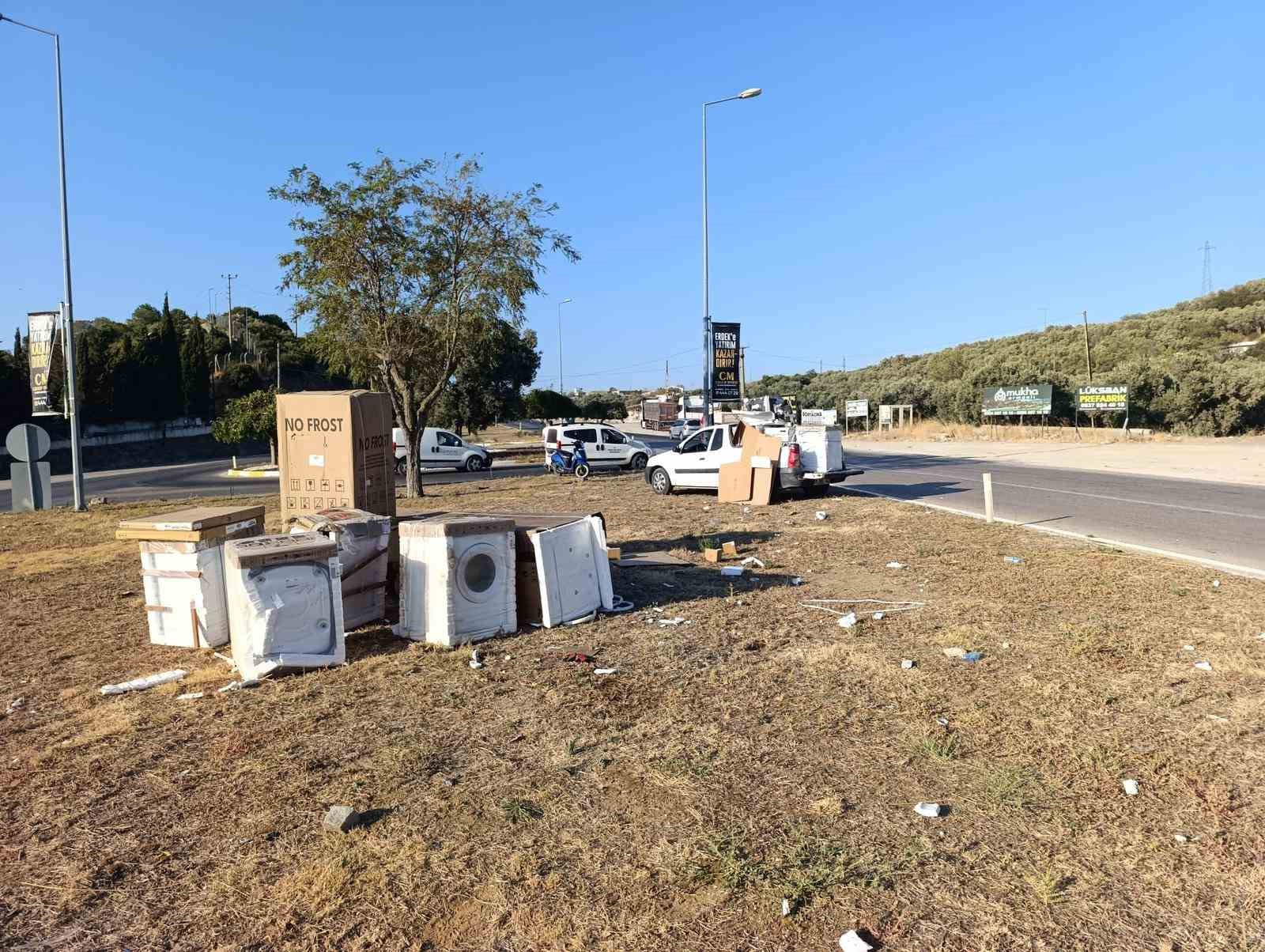 Erdek’te beyaz eşya yüklü kamyonet kaza yaptı, 1 yaralı 