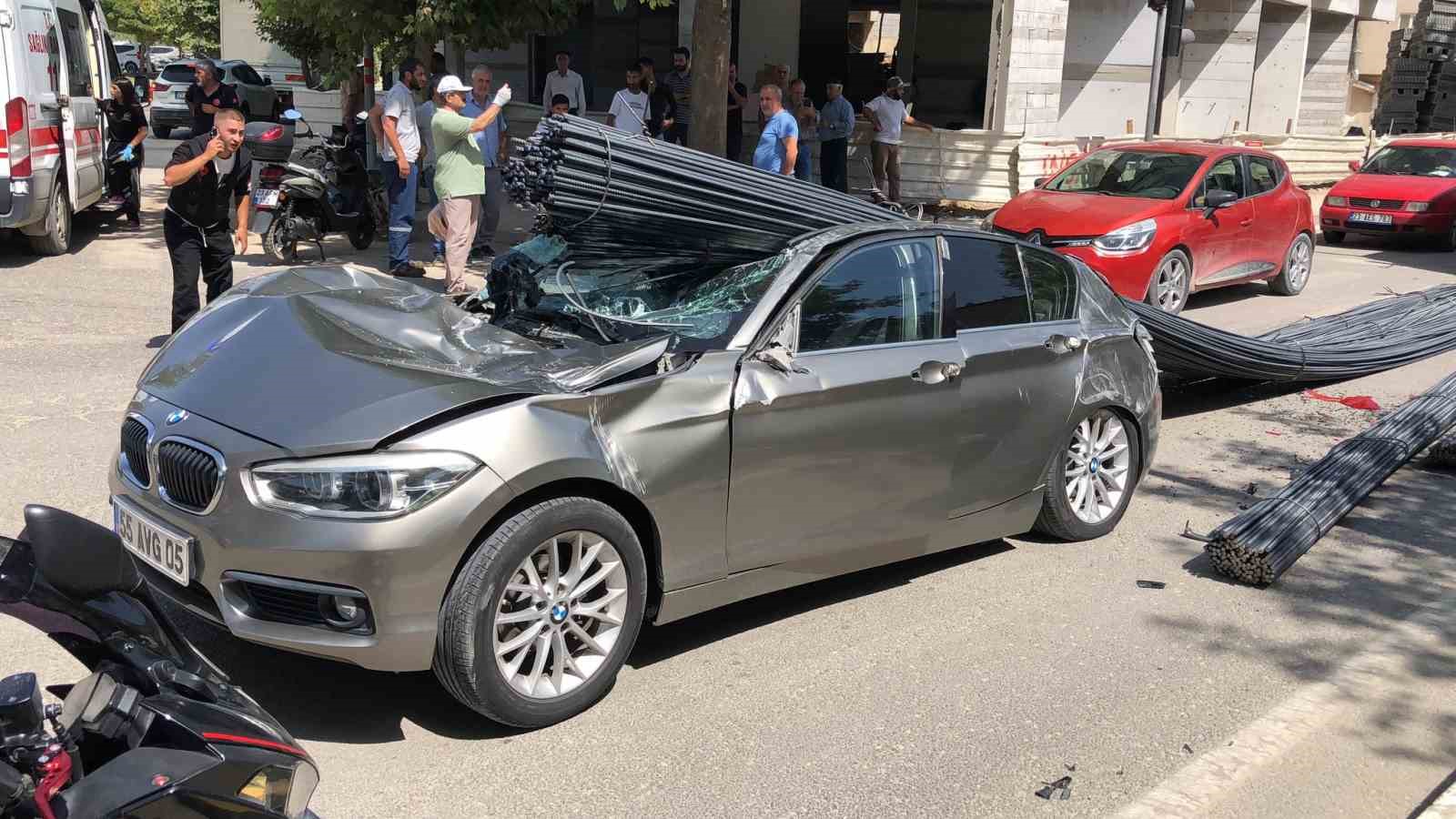 Elazığ’da lüks araç, tonlarca demirin altında kaldı: 2 yaralı 