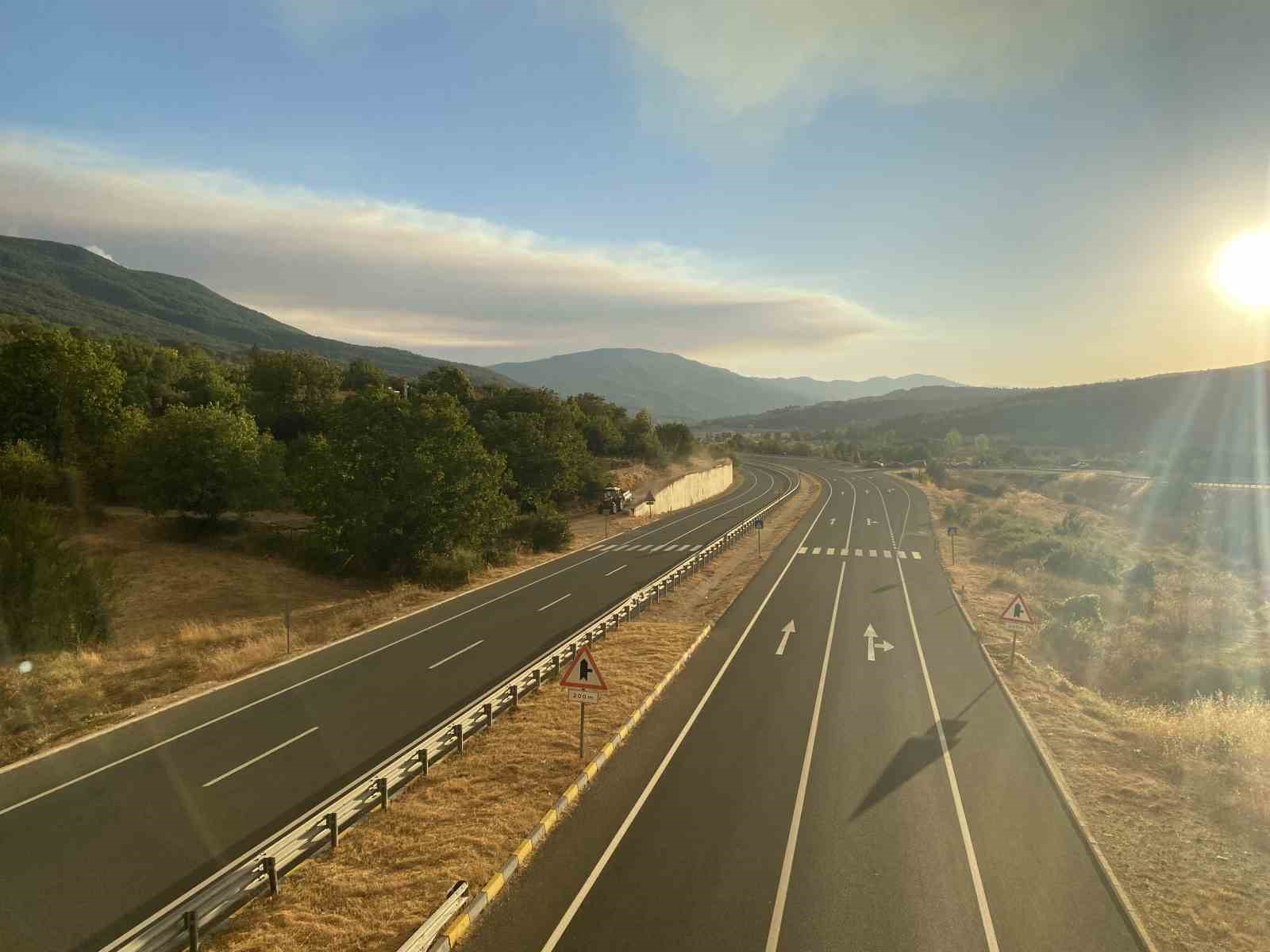Karabük’ün Safranbolu ilçesi ile Kastamonu’nun Araç ilçesi sınırlarındaki orman yangınları sebebiyle Kastamonu-Karabük kara yolu Karabük ve...
