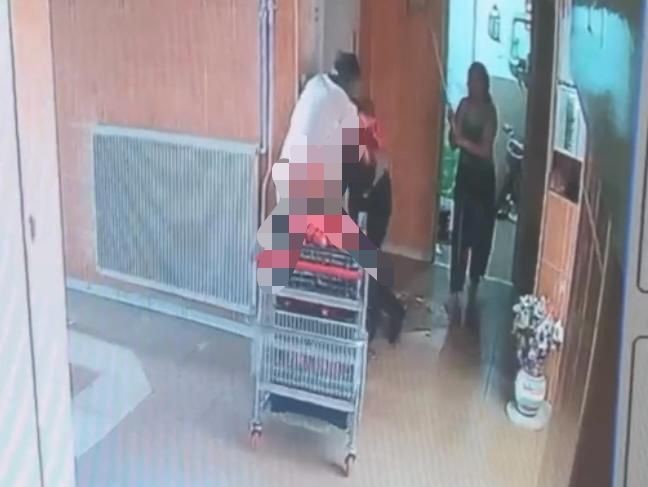 Bina görevlisini eşinin yanında defalarca bıçaklamış