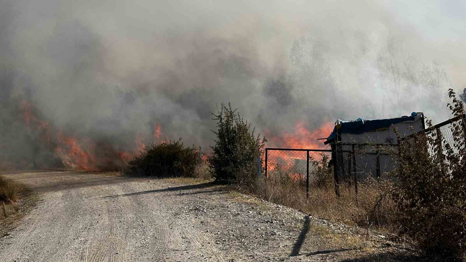 Karabük’teki yangın evlere sıçradı 