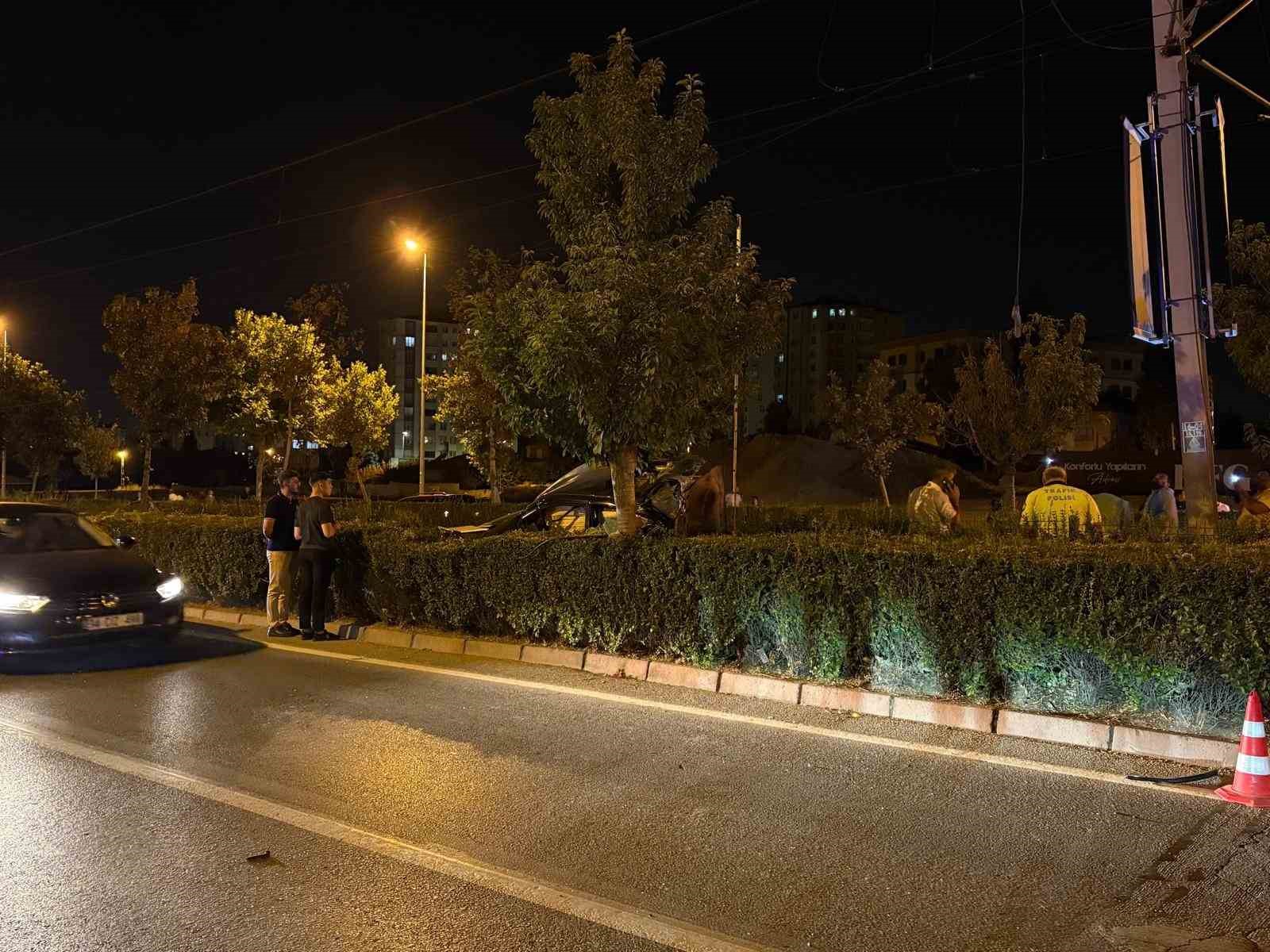 Tramvay yoluna uçan otomobil hurdaya döndü: 1 ölü, 1 yaralı 